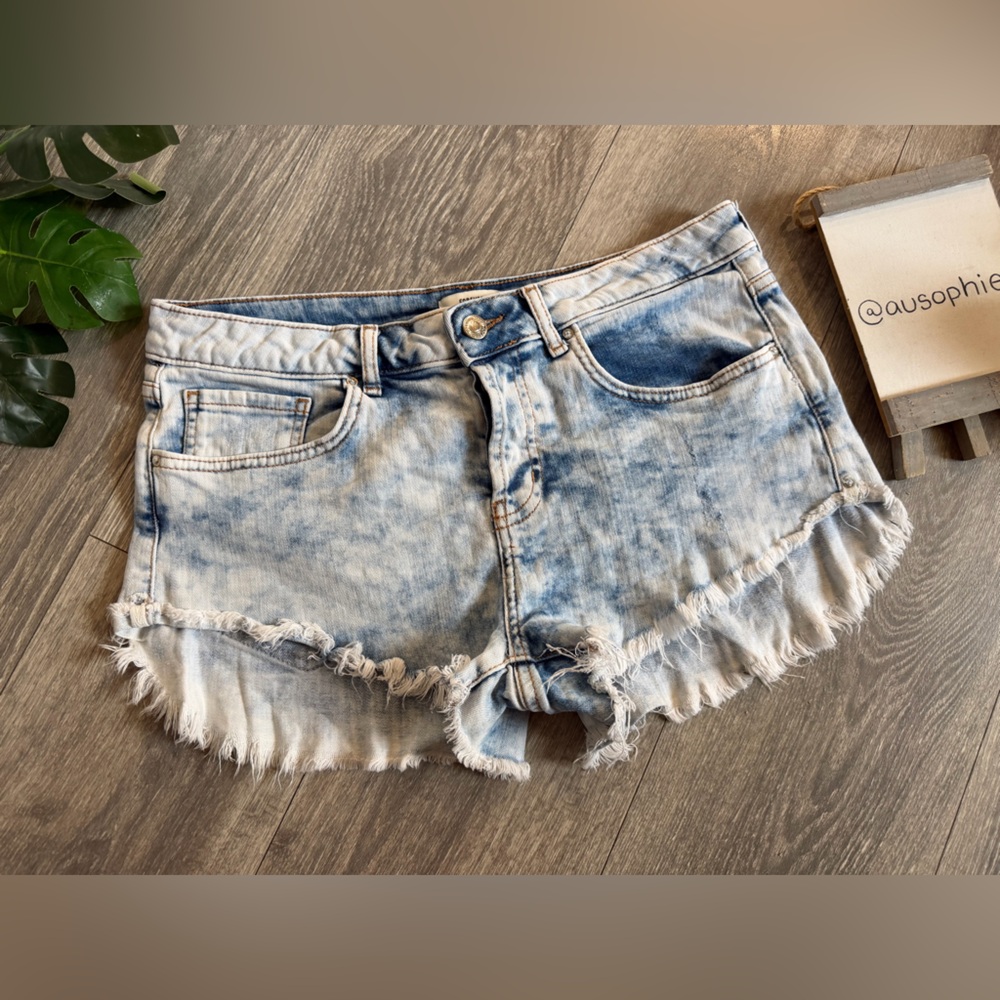 Forever 21 Light Blue Acid Wash Frayed Raw Hem Stretch Denim Shorts. Size 31